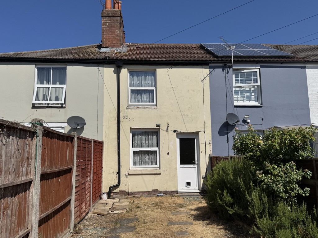 Lot: 136 - TWO-BEDROOM MID-TERRACE HOUSE FOR IMPROVEMENT - A view of the front